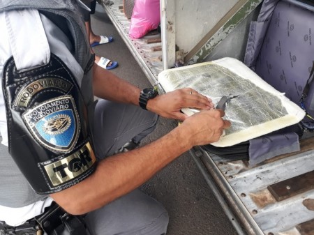 Peruanos são presos em flagrante pelo transporte de 2,5kg de cocaína em ônibus em Presidente Venceslau