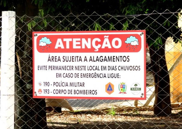 Defesa Civil de Osvaldo Cruz instala placas de aviso em rea de alagamento