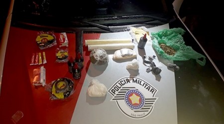 Duas mulheres são presas por tráfico de drogas durante fiscalização em ônibus