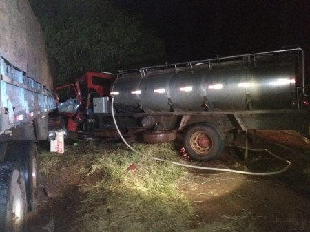Motorista morre e passageiro fica gravemente ferido após colisão entre caminhões na SP-563