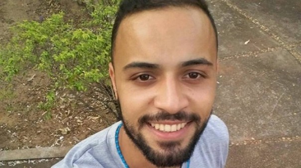 Rapaz de 23 anos morre aps bater moto contra caminho estacionado