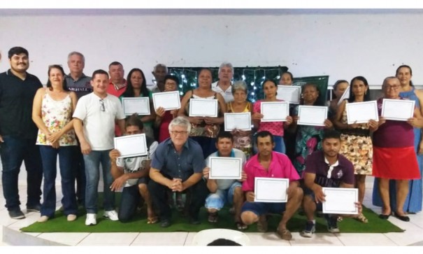 Prefeitura de Salmouro e Senar promovem formatura da turma do curso de alfabetizao para adultos