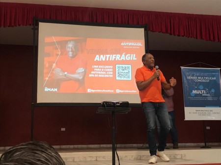 ACEOC arrecada 2,4 toneladas de alimentos por meio da palestra com Geraldo Rufino