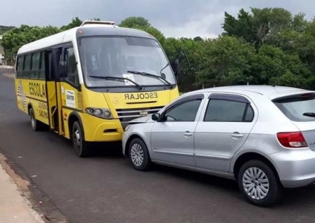 Motorista sofre mal súbito e se envolve em acidente de trânsito com micro-ônibus em Bastos