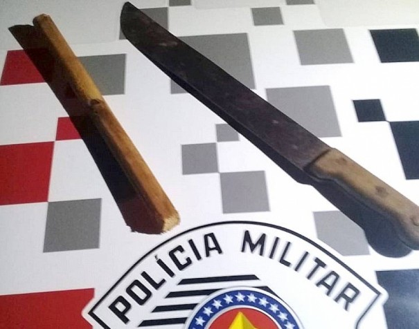 Homem armado com fac�o parte para cima de PMs 