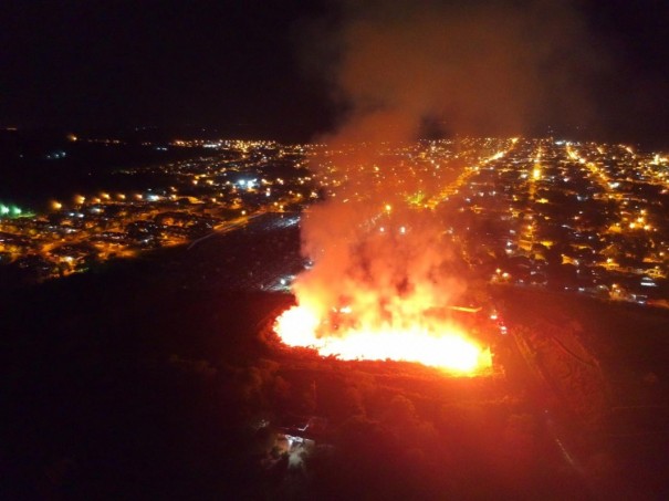 Incndio de grandes propores atinge Ecoponto de Osvaldo Cruz