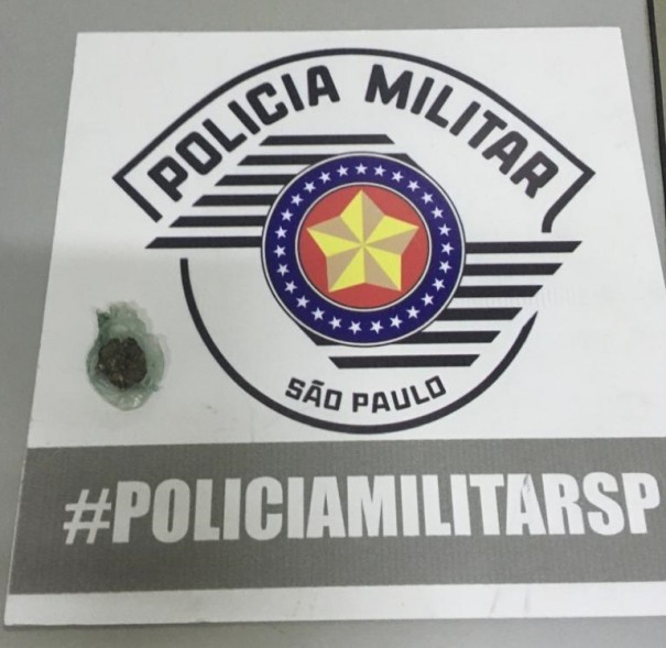 Pol�cia Militar de OC flagra menor com por��o de maconha na Avenida Brasil