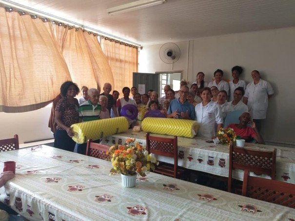 Alunos de Enfermagem da Etec Amim Jundi doam colches e almofadas para o Lar So Vicente de Paulo
