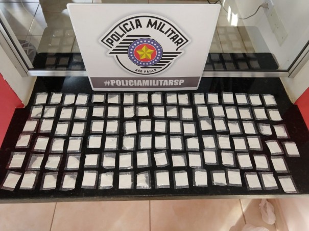 Traficante � preso com 100 sach�s de coca�na em Adamantina