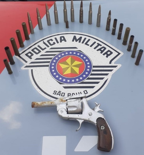 Ap�s den�ncia, Pol�cia Militar apreende arma e muni��es em Adamantina