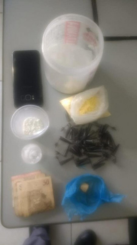 Polícia Militar de OC prende garota de programa que venderia drogas para clientes em motel na SP-294