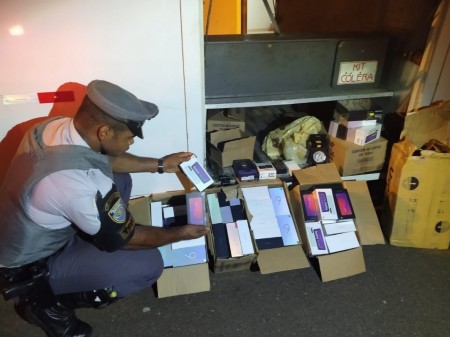 Fiscalização apreende aparelhos eletrônicos sem nota fiscal em ônibus na Rodovia Raposo Tavares