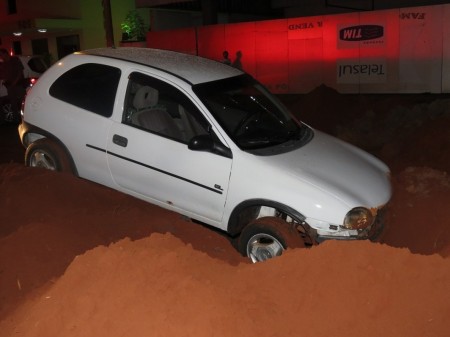 Carro cai em buraco em avenida de Dracena e deixa duas pessoas feridas