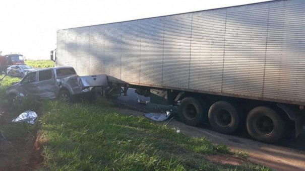 Batida entre caminh�o e caminhonete mata agente penitenci�rio em Martin�polis