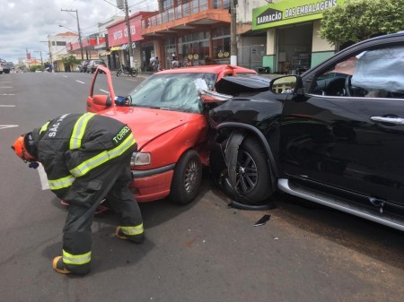 Motoristas ficam feridos em colisão de veículos em cruzamento no Centro de Dracena