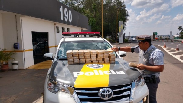 Homem � preso com 50 tabletes de pasta base de coca�na em rodovia de Bauru