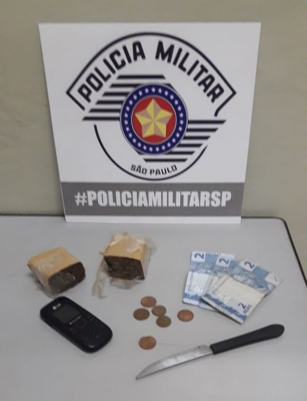 Por meio de den�ncia, Pol�cia Militar prende homem por tr�fico de drogas em OC