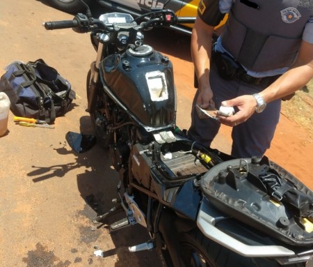 Fiscalização encontra porções de cocaína escondidas em fundo falso em tanque de combustível de motocicleta