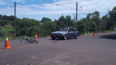 Acidente no cruzamento da Rua Rodolfo Zaros com a Avenida Targino de Oliveira Lima deixa ciclista ferido