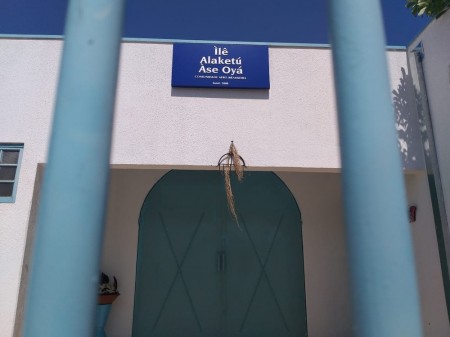 Durante sessão de candomblé, vizinho bate em portão de terreiro com pedaço de pau e caso vai parar na delegacia