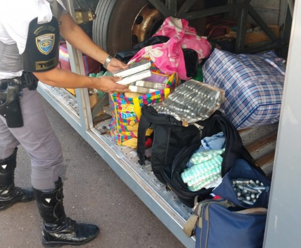 Fiscaliza��o apreende bagagens com coca�na em �nibus de turismo na SP-270
