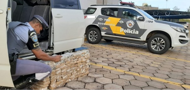 Paraguaio em carro com mais 100 kg de maconha � preso ap�s abordagem policial na SP-270