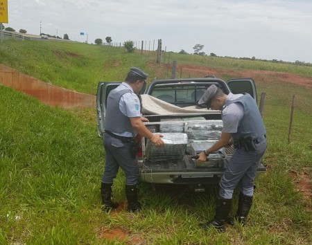 Caminhonete furtada em MS é abandonada às margens da Rodovia Raposo Tavares lotada de tabletes de maconha