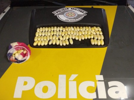Nigerianos são flagrados transportando capsulas de cocaína na SP-270