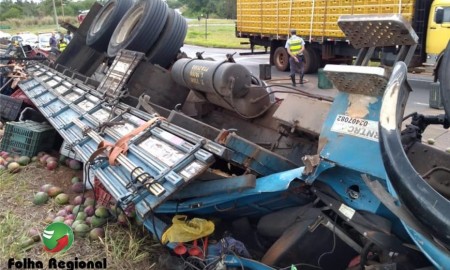 Caminhão com carga de manga tomba no trevo da Lagoa Seca na SP-294 e motorista fica ferido
