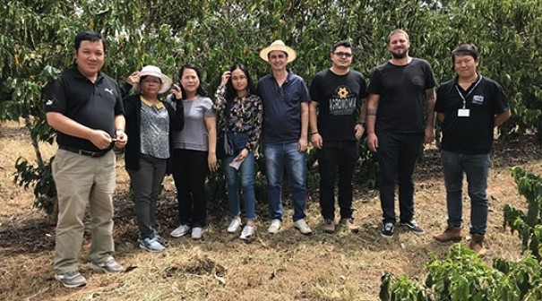 Em Adamantina, pesquisadores do Vietn conhecem pesquisas, cultivo e processamento do caf Robusta