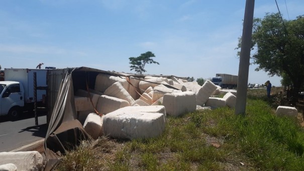 Motorista perde o controle da direo e caminho com fardos de algodo tomba em Adamantina