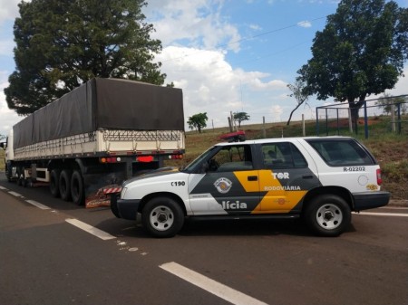 Mercadoria oriunda do Paraguai transportada em meio a carga de farelo de milho é apreendida pela Polícia Rodoviária