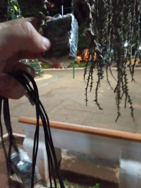 Vândalos destroem enfeites de Natal da Praça da Bandeira em Salmourão 