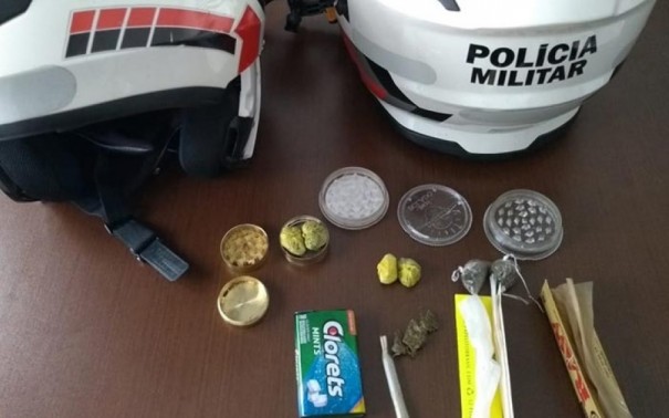 Pol�cia Militar flagra grupo de adultos e menores com maconha em Pra�a de Tup�