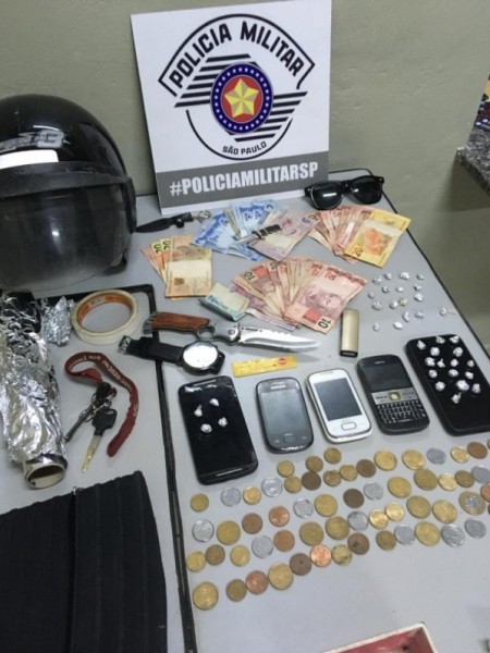 PM de OC prende traficante com pedras de crack, dinheiro e objetos relacionados a venda de drogas