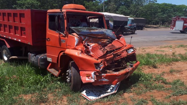 Acidente envolvendo dois caminh�es deixa duas pessoas feridas na SP 294, em Parapu� 