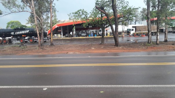 Chuva e ventos fortes derrubam telhado de Posto de Combustvel situado na SP-425