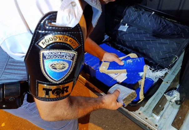 Mala com mais de 19 kg de maconha � apreendida durante fiscaliza��o da Pol�cia Rodovi�ria na SP-270