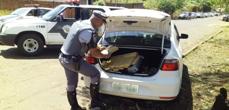 Com carga de maconha dentro do carro, motorista tenta escapar de abordagem policial, mas acaba preso em Sandovalina