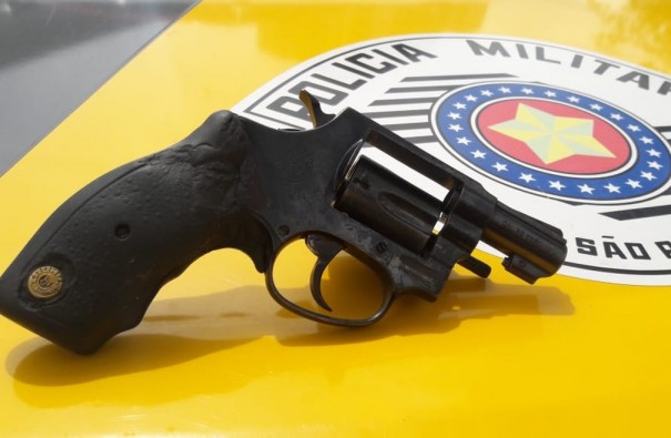 Passageiro de �nibus � preso em flagrante com rev�lver escondido na cueca