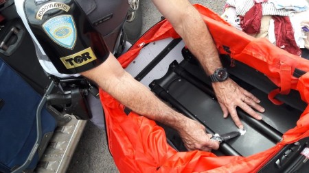 Fiscalização encontra cocaína em fundos falsos de malas e prende em flagrante bolivianas em Presidente Prudente