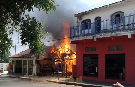 Incêndio destrói casa de madeira em Bastos