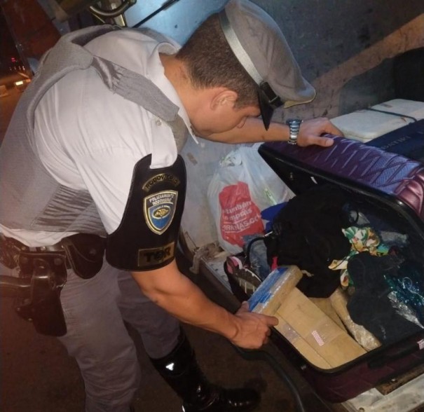 Mulher � presa com 21 tabletes de maconha