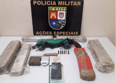 Com droga e armas dentro de carro, homem resiste à abordagem policial a tiros e acaba morto, em Presidente Prudente