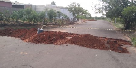 Prefeitura de Osvaldo Cruz refaz sarjetão na Vila Esperança