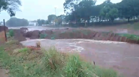 Chuva e vento provocam estragos e alagamentos em Adamantina