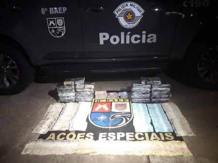 Ao ser flagrado com quase 24kg de crack, trio tenta subornar policiais militares e acaba preso em flagrante