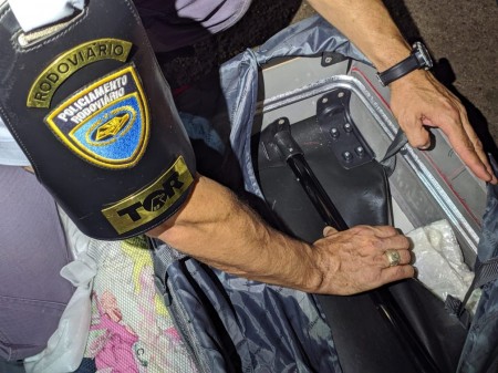 Jovem é presa após ser flagrada com invólucros de cocaína escondidos em fundo falso de mala