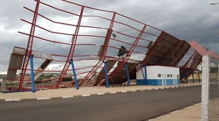 Ventos derrubam terminal urbano que custou R$ 800 mil