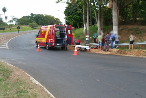 Mulheres ficam feridas em acidente com moto na SP-294, no trevo de Herculndia